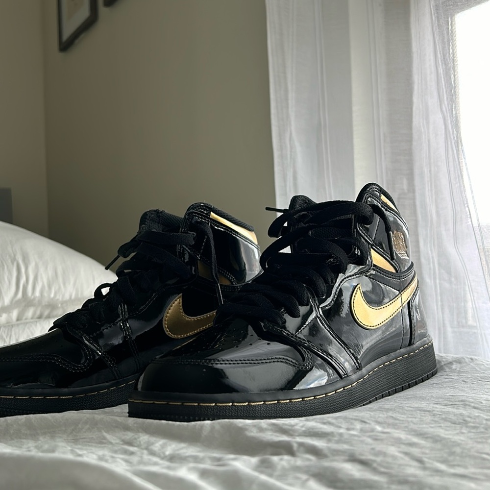 Nike Air Jordan 1 Retro High OG Sneakers Black Metallic Gold Womens 8.5